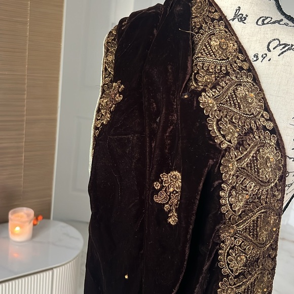 Velvet shawl with antique golden  embroidery - Picture 5 of 5